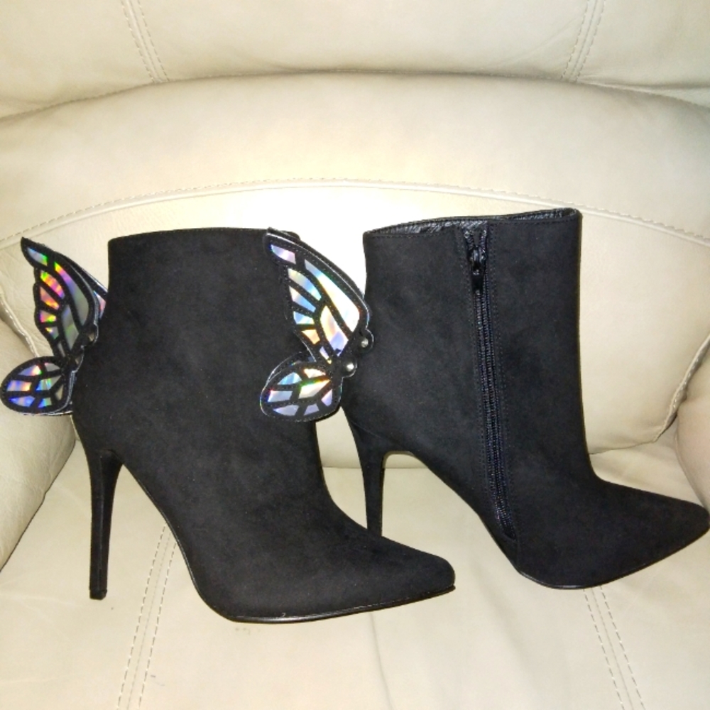 NWT Size 9 Womens Suede Heels with Butterfly Wing Design